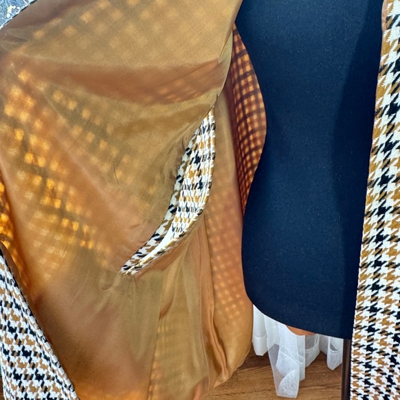 Vintage 80s fall cape, mustard, cream black houndstooth, slit sleeves, O/S to XL - Picture 13 of 16